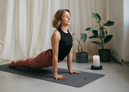 Frau praktiziert Mantra-Yoga